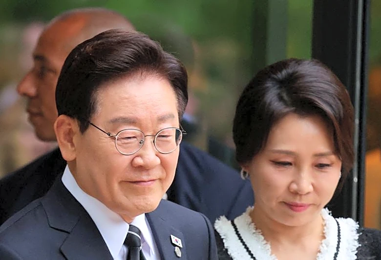 South Korea's Lee leaves G7 with Trump's pen after talks about peace on the peninsula