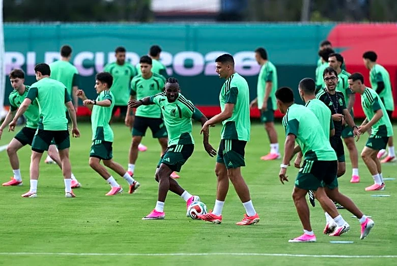 Soccer-Mexico coach Aguirre warns no more room for opening-match nerves