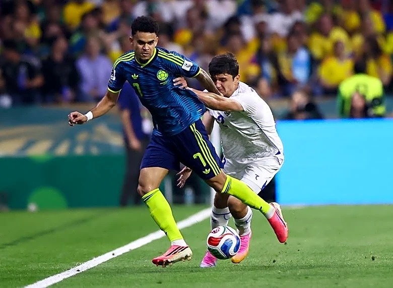 Soccer-Dazzling Diaz steps up to starring role for Colombia