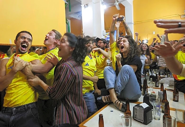 Soccer-Mexico City turns yellow as Colombian fans make Azteca feel like home