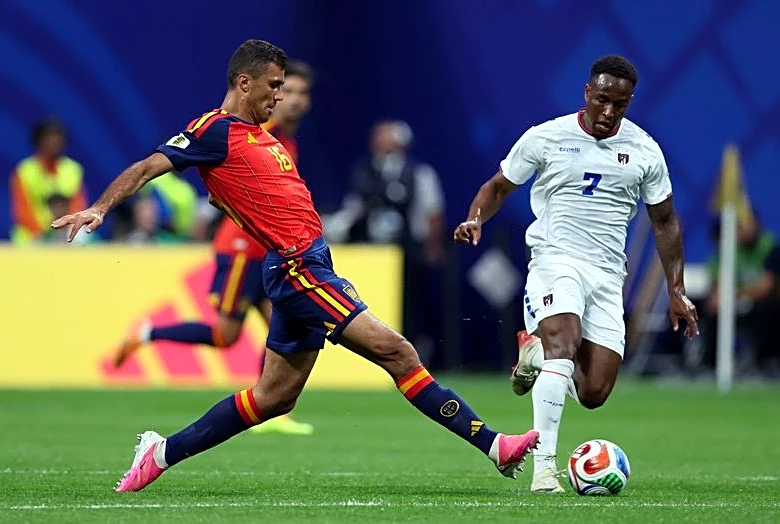 Soccer-Heavyweights stumble as World Cup underdogs close the gap in opening games
