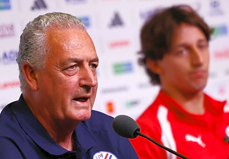 Soccer-'Shoot at me, not them': Furious Paraguay coach tells media to back off