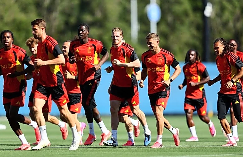 Soccer-Belgium face Iran in pivotal Group G clash amid travel row