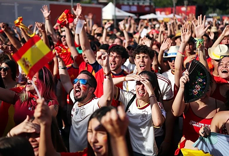 Soccer-Spain feels the heat, with Madrid World Cup fan zone cancelled
