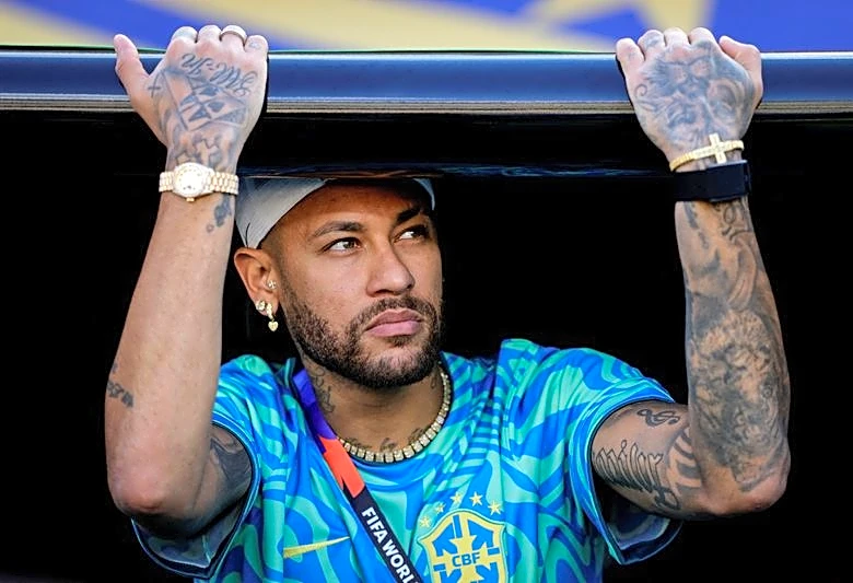 Soccer-Lula mocks 'work-from-home' Neymar as Brazil wait on injured number 10