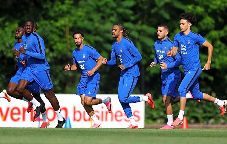 Soccer-France may tweak, not tinker, as Iraq World Cup test looms