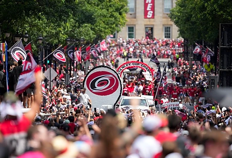 Canes' raucous Cup parade draws estimated 150,000 fans