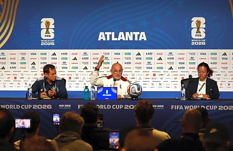 Soccer-Spain living in a bubble but motivated by criticism, says De la Fuente
