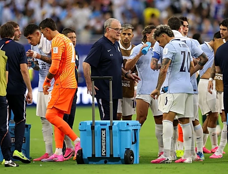 Soccer-Hydration breaks at World Cup add nothing but take away a lot, says Bielsa