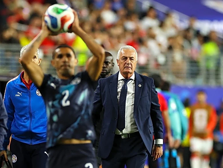Soccer-'Out of hand': Paraguay coach Alfaro vents at World Cup's business elite