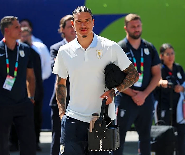 Soccer-Uruguay drop Nunez for Cape Verde clash as Bielsa packs midfield