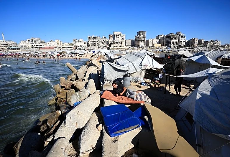 Gazans flee scorching tents for a polluted sea