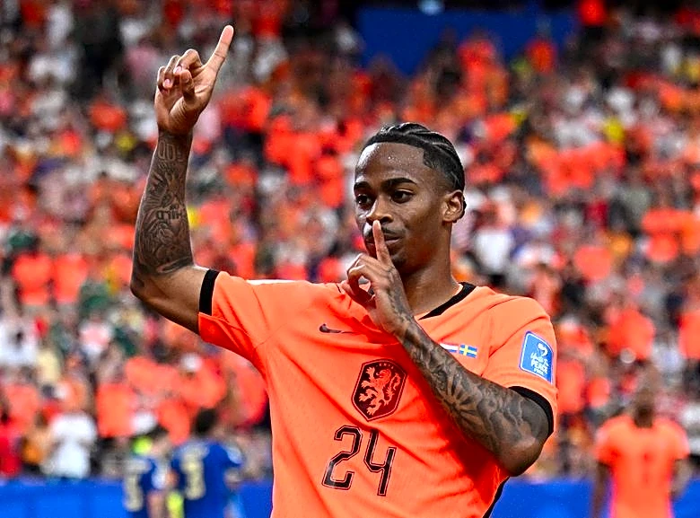 Soccer-Dutch delight as Summerville picks them over Suriname and makes immediate impact
