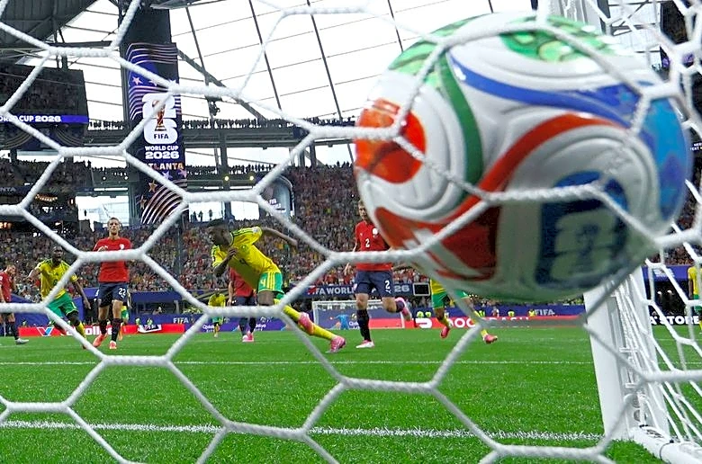 Soccer-Mexico's comfort zone could open door for urgent Czech Republic