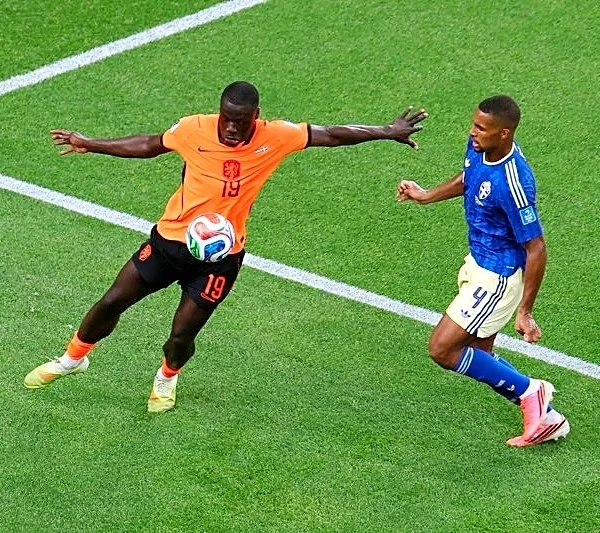 Soccer-Netherlands gun for top spot against hapless Tunisia
