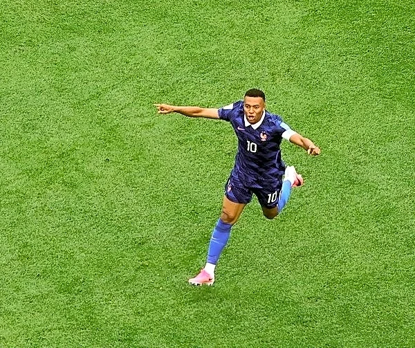Soccer-No 'I' in team as Mbappe puts World Cup glory above records