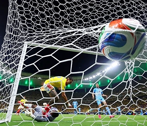Soccer-Munoz strike sends Colombia into World Cup Round of 32