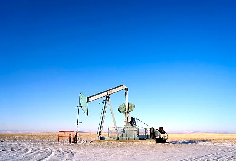 US oil executives see slight output growth, future outlook uncertain, survey says