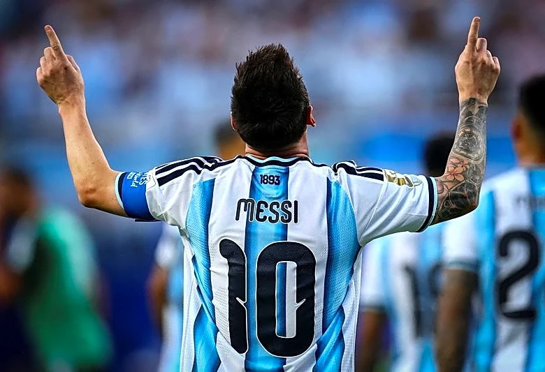 Soccer-Argentina sings collective happy birthday to Messi