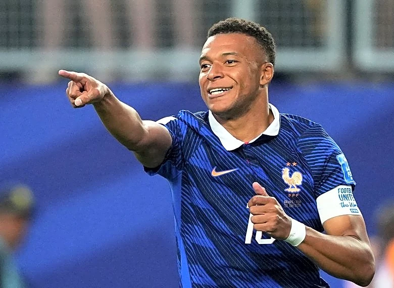 Soccer-France eye top spot against in-form Norway