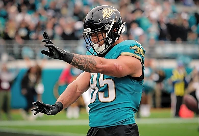 Reports: Jags agree on 3-year, $48M deal with TE Brenton Strange
