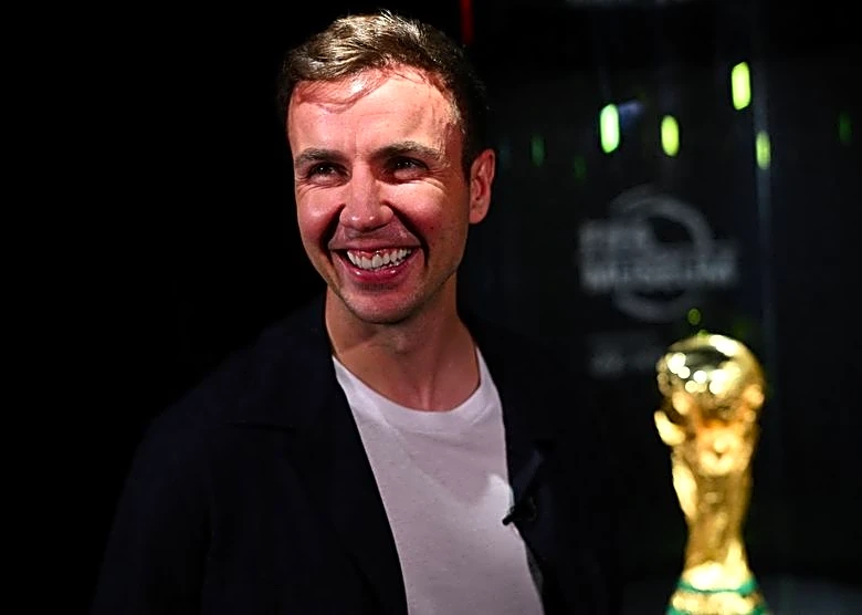 Soccer-Goetze recalls Messi photo regret as World Cup trophy brings 2014 rushing back