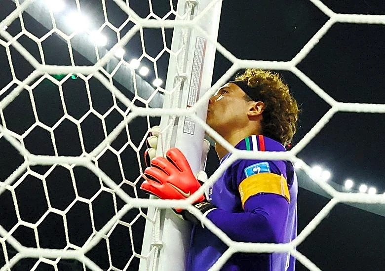 Soccer-Ochoa gets perfect Azteca send-off as Mexico beat Czechs