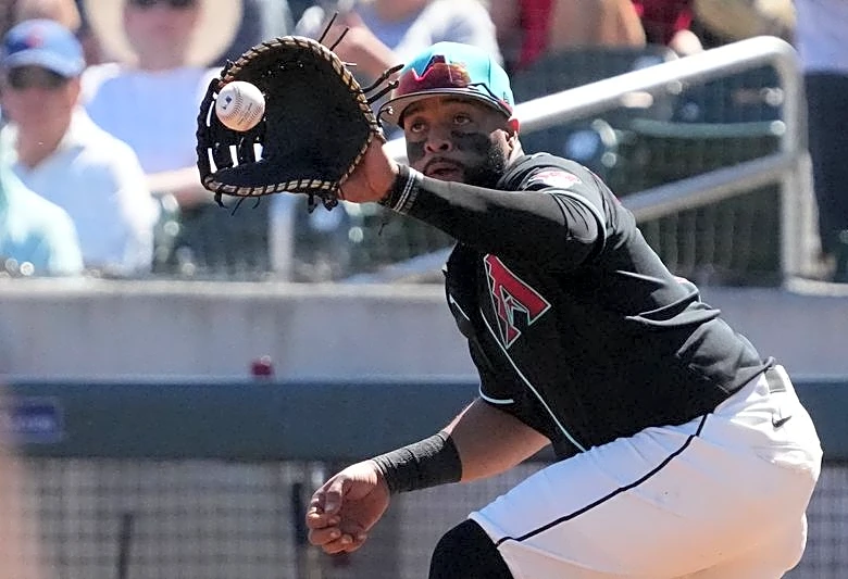 Diamondbacks DFA veteran 1B Carlos Santana