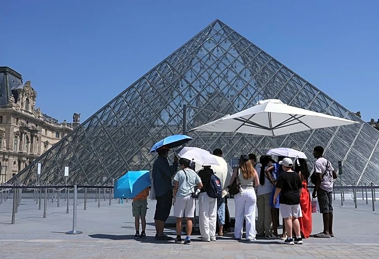 Europeans told to protect themselves as deadly heatwave takes its toll