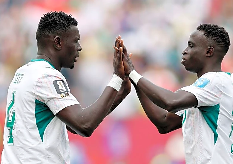 Soccer-Five-star Senegal keep World Cup hopes alive and send Iraq home