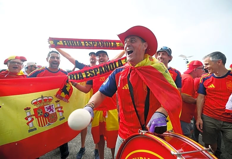 Soccer-Spain fans keep Manolo's drumbeat alive in Mexico