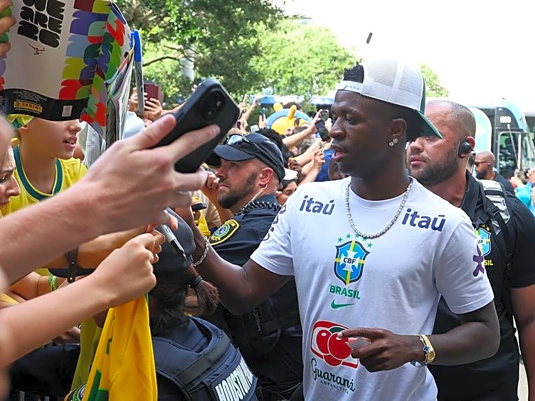 Soccer-Heat no problem for passionate Brazil fans waiting to greet team in Houston