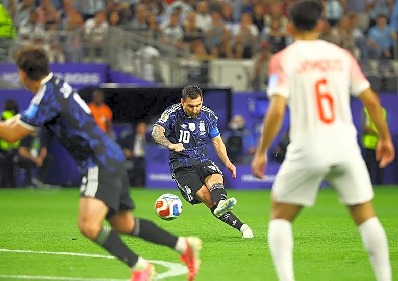 Soccer-Seventh heaven for Messi as Argentina beat Jordan 3-1