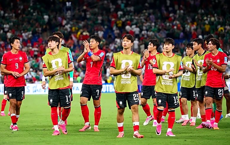 Soccer-South Koreans turn on Hong after disappointing World Cup campaign