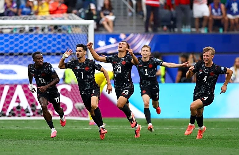 Soccer-Canada score late winner to advance to last 16 at World Cup