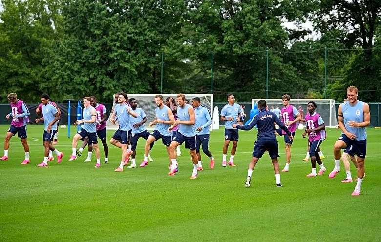 Soccer-England face dangerous DR Congo test after flat group stage