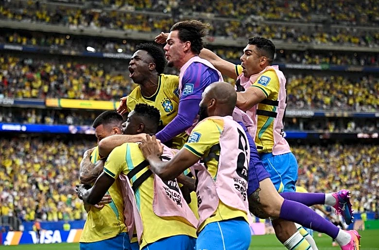 Soccer-Martinelli to the rescue as Brazil edge Japan 2-1 in last 32