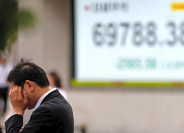 Asian stocks set for record-breaking quarter; dollar sinks gold and yen