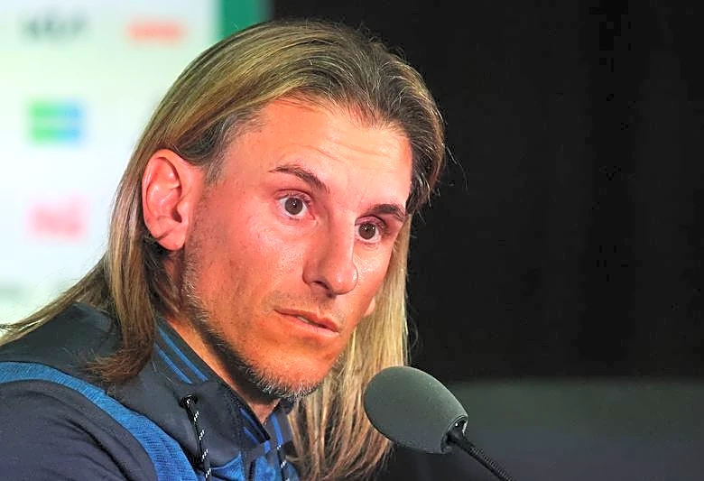 Soccer-Ecuador coach brushes off travel delays, underdog tag ahead of Mexico clash