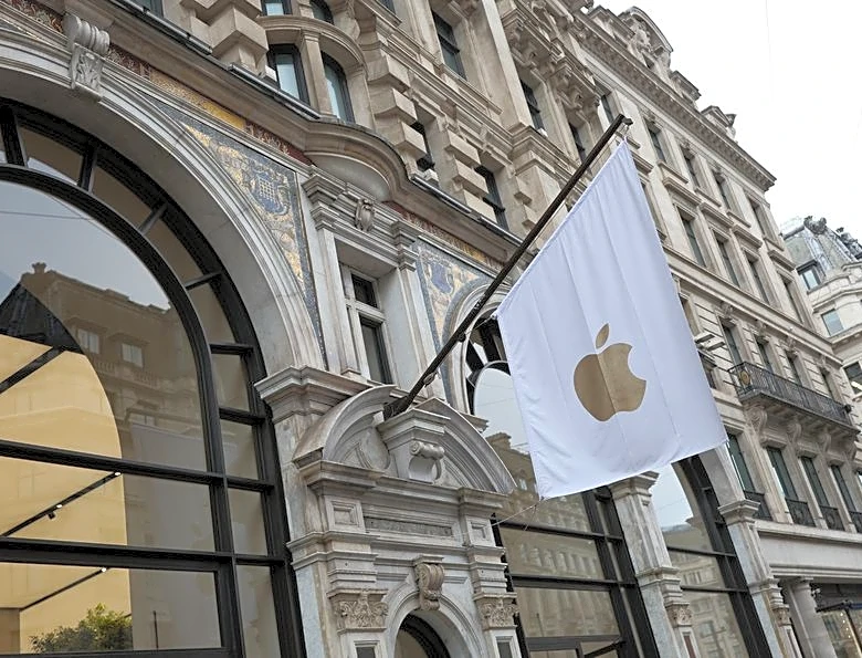 UK regulator considers opening Apple, Google app stores to rival payments