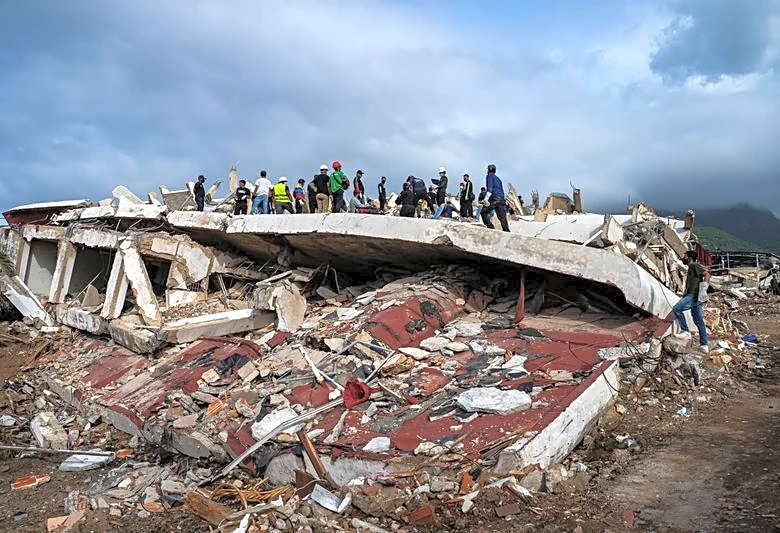 After Venezuela quakes, citizens lead rescues amid military theft accusations