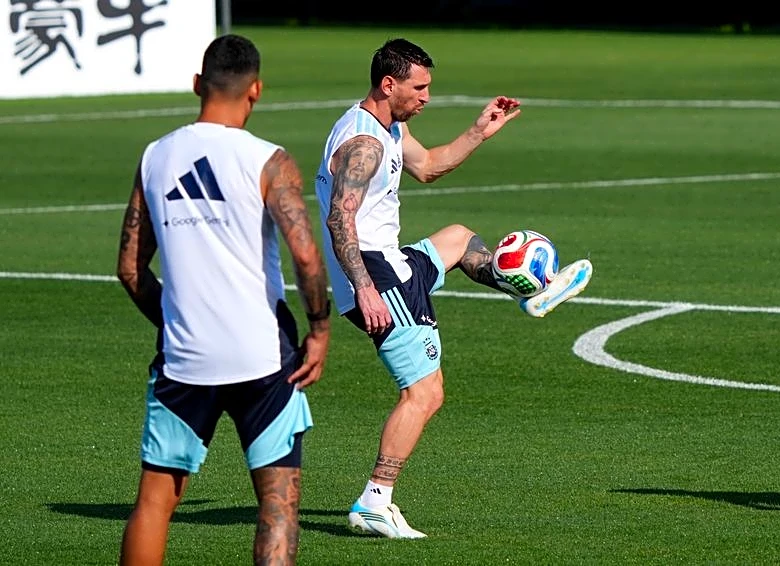 Soccer-Cape Verde plot Argentina upset to continue fairytale run at World Cup