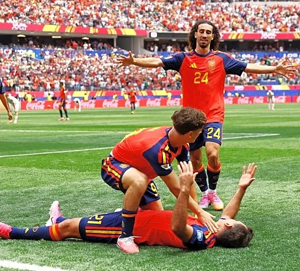 Soccer-Improving Spain outclass Austria 3-0 to ease into World Cup last 16