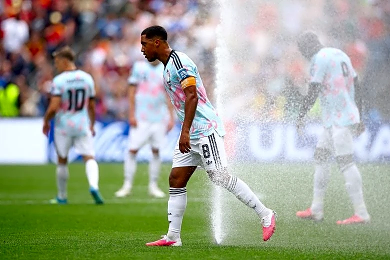 Soccer-More water, less flow? Hydration breaks fuel debate as game rhythm put to the test
