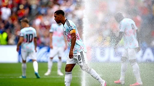 Soccer-More water, less flow? Hydration breaks fuel debate as game rhythm put to the test