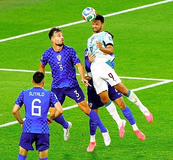 Soccer-Ramos scores late winner as Portugal beat Croatia to reach World Cup last 16