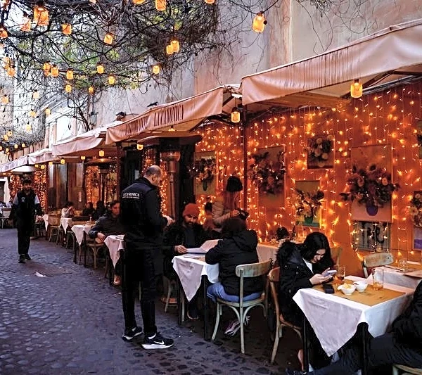 Italy service sector returns to growth as cost pressures ease, PMI shows