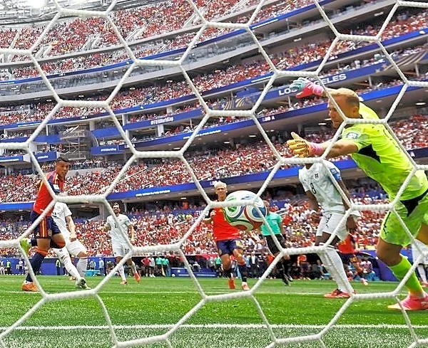 Soccer-'The champions are back' - Spain rediscover swagger before Portugal World Cup showdown