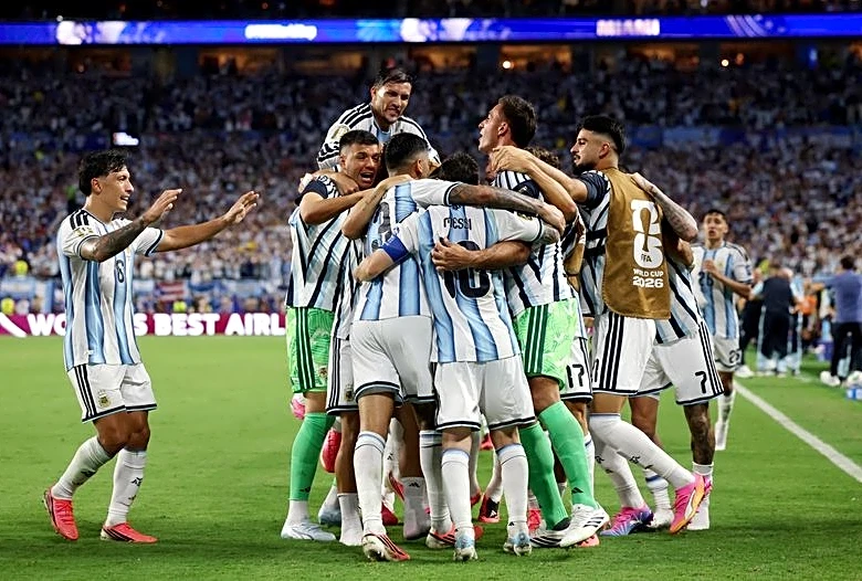 Soccer-Extra-time own goal finally gets Argentina past Cape Verde and into last 16