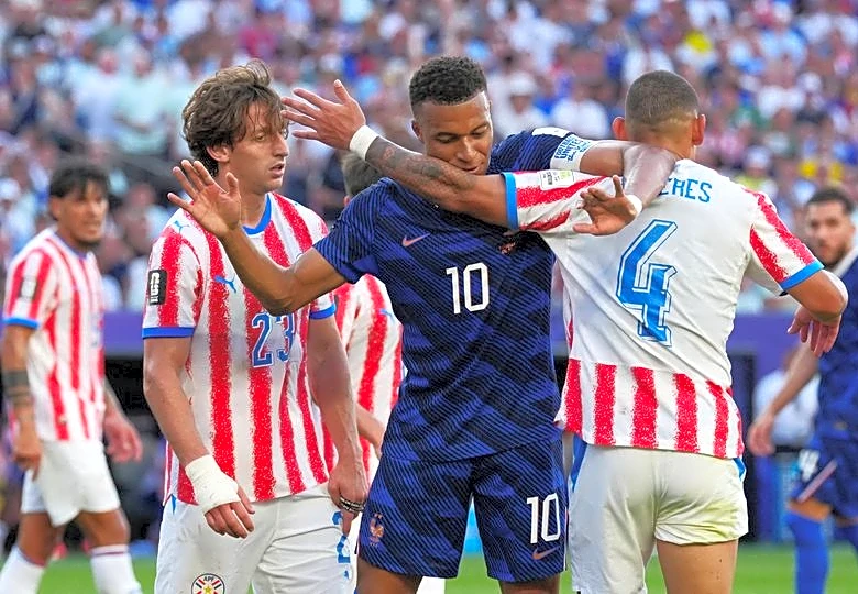 Soccer-France survive Paraguay's prickly test but warning lights flash